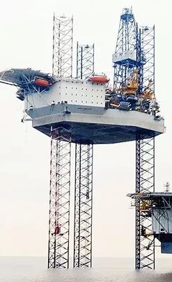 范强副总裁应邀出席外高桥造船自升式钻井平台交付运营仪式